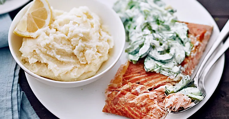 Savulohi, perunamuusi ja kermaviilisalaatti