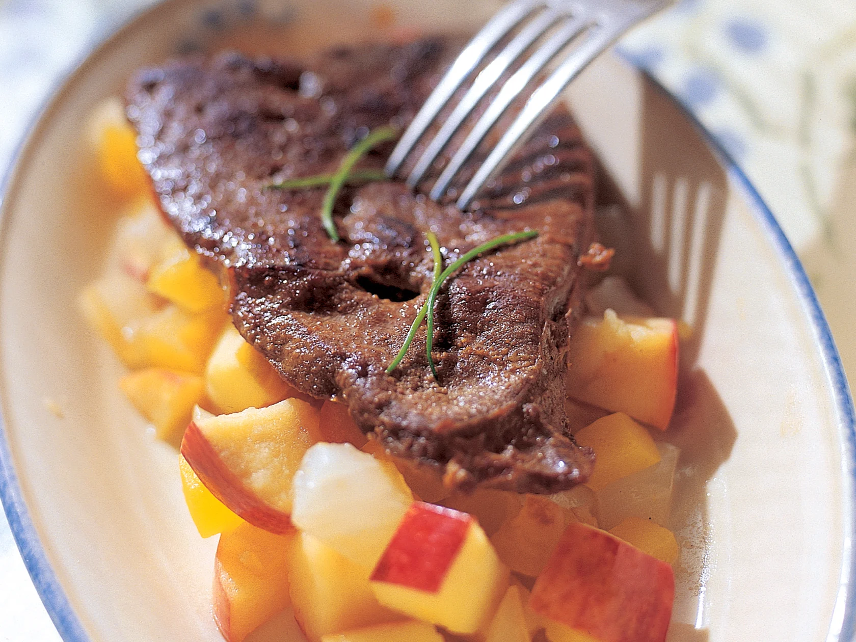 Maksapihvit ja lämmin sipulikurpitsalisäke