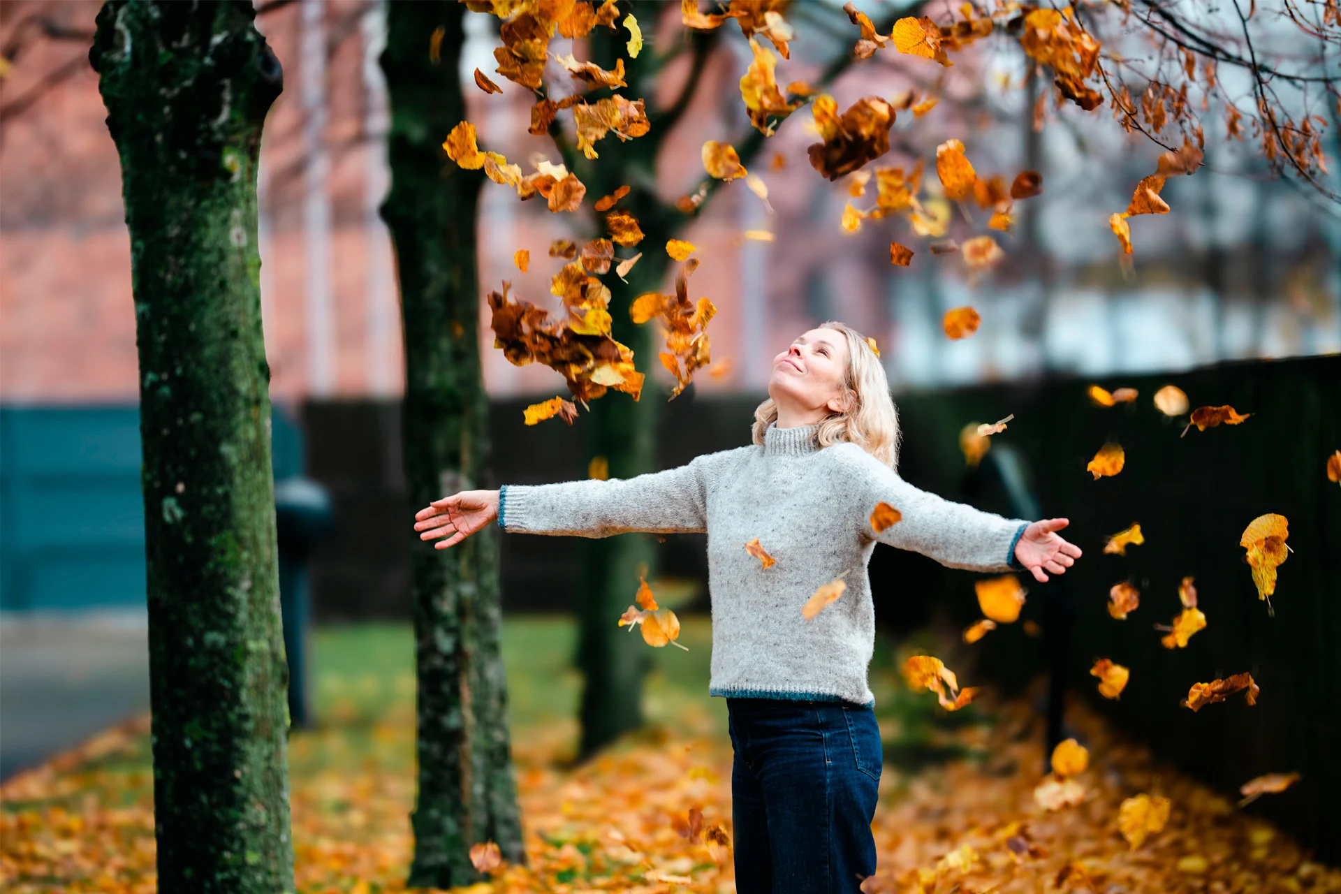Minna Perovuo päällään itse neulottu villapaita.