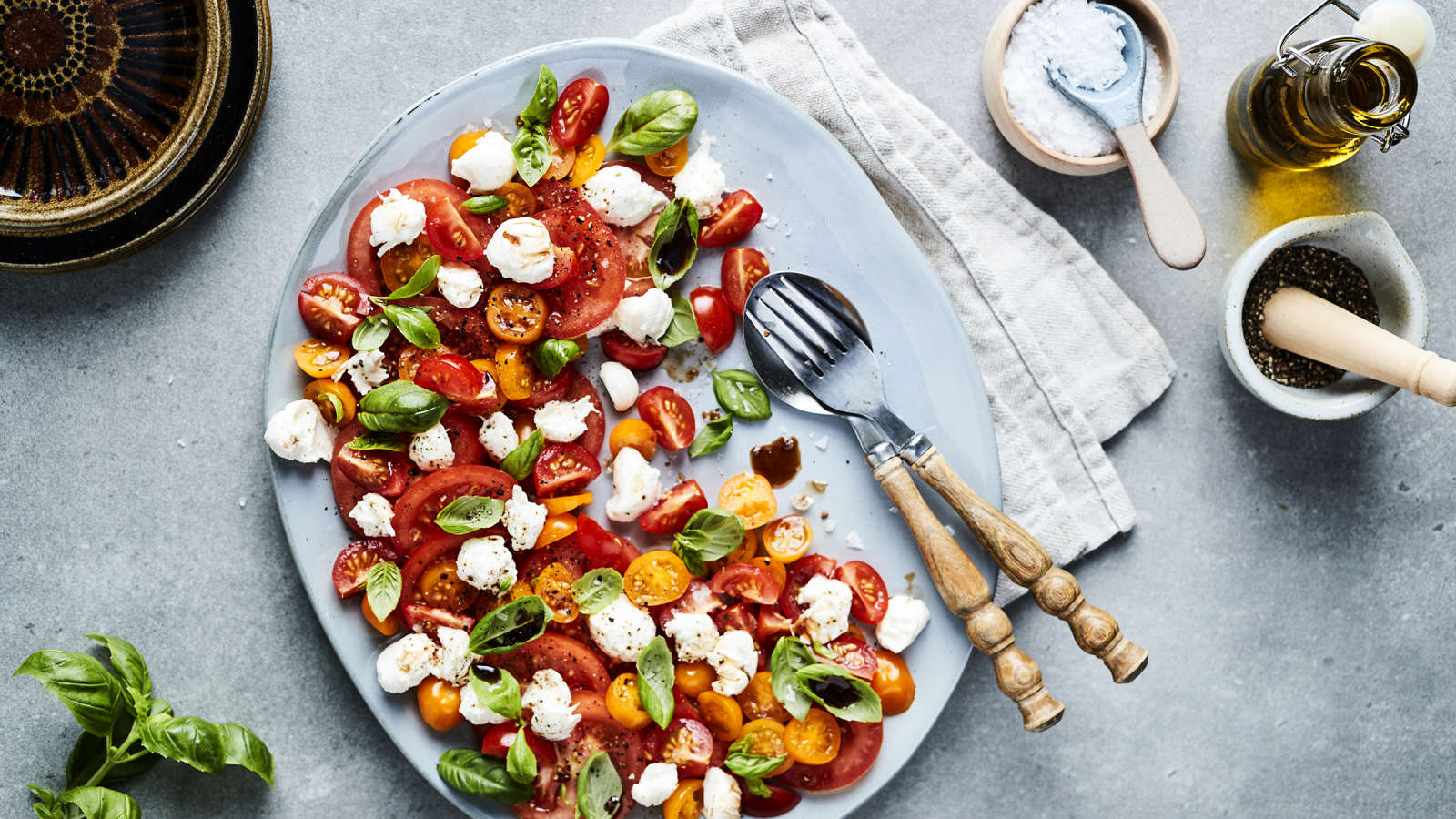 Tomaatti-mozzarellasalaatti | Salaatit | Yhteishyvä