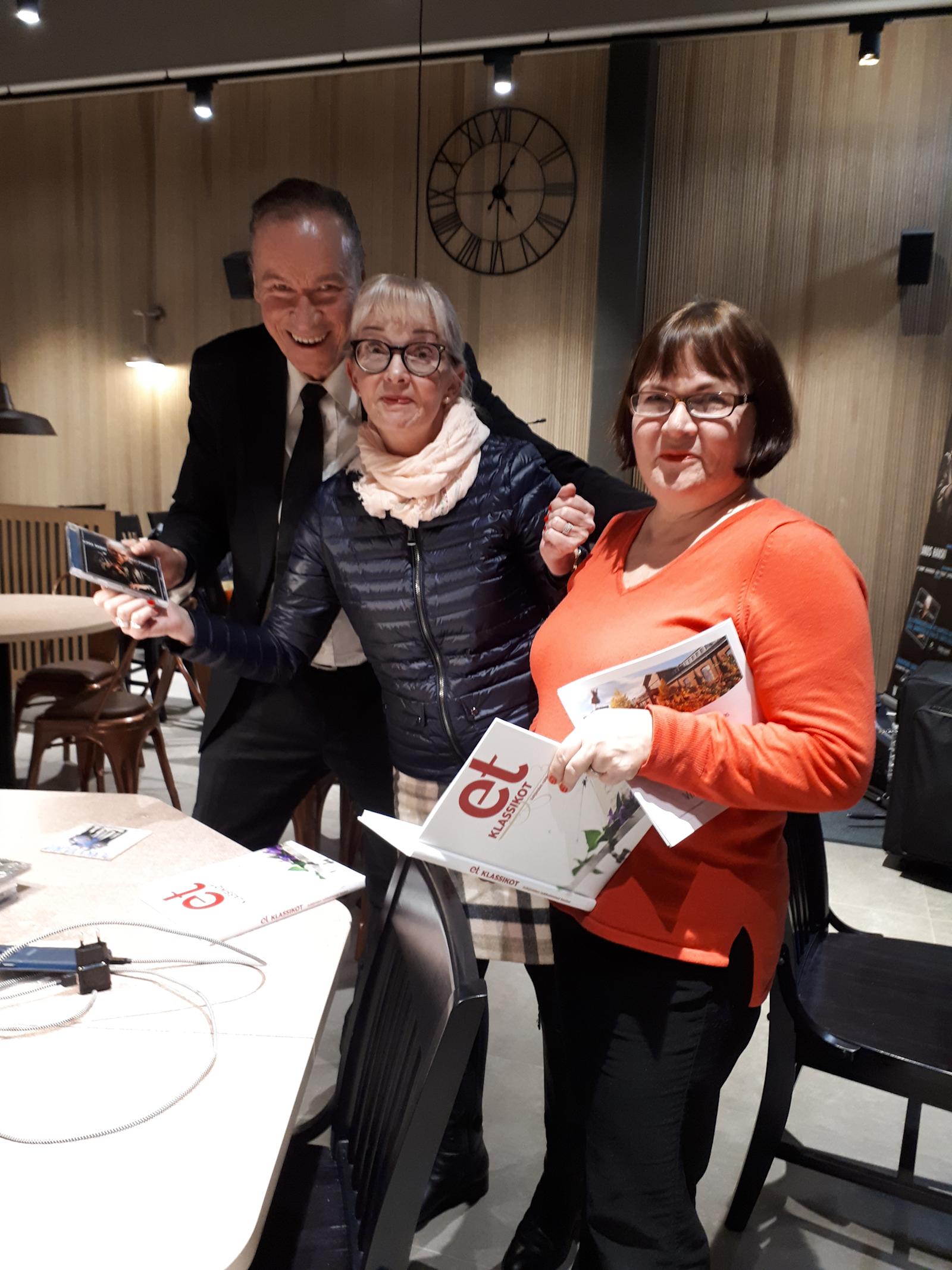 Irma Pahlman pääsi valokuvaan suosikkinsa Ile Vainion kanssa. Vieressä hyvinkääläinen kaupunkiaktiivi Anja Tauriainen.
