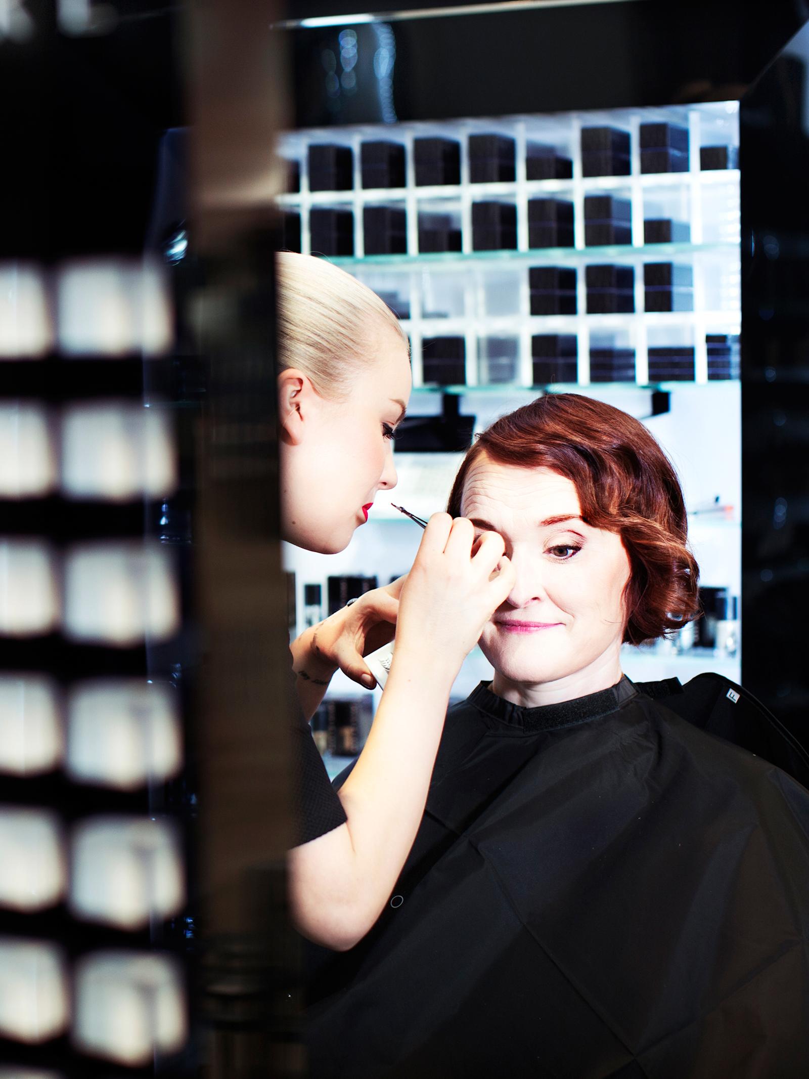 **Aikuisen naisen meikkivinkit.** Anni saa kasvoilleen hillityn meikin, mutta katseeseen annetaan intensiivisyyttä muutamalla ripsitupsulla. Samalla Make Up Storen Roosa Keskitalo antaa Annille meikkivinkkejä. "Aikuisen naisen meikissä tärkeintä on huo...