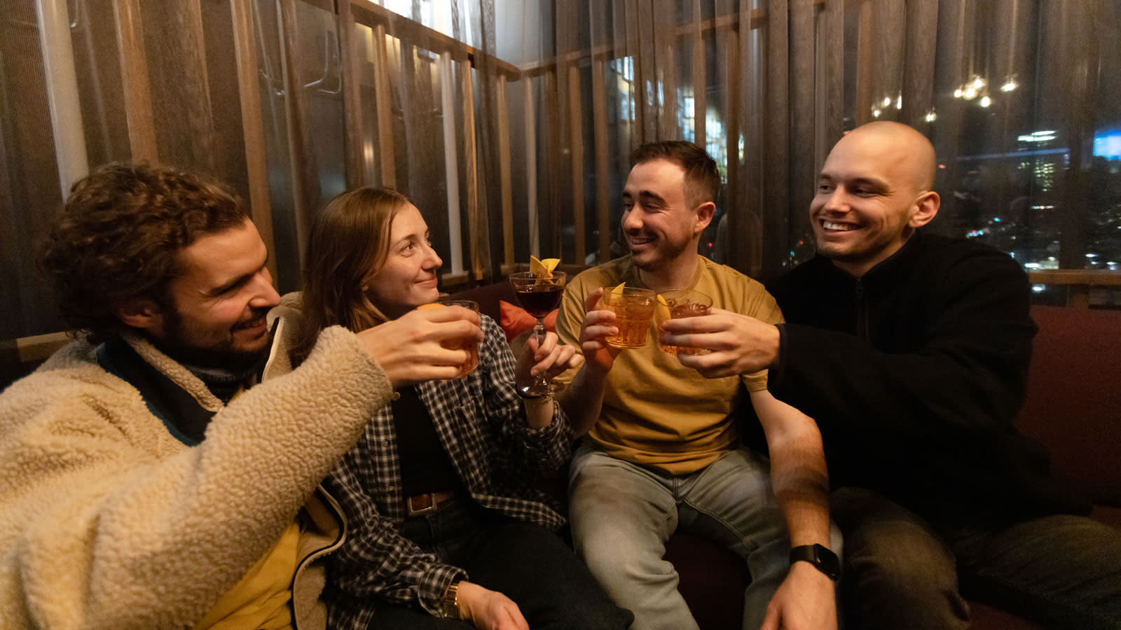 Annkathrin Mathe, Bence Nejory, Victor Sanches ja Sergio Romero kilistävät juomalaseja toisiensa kanssa.