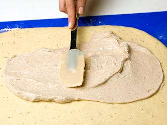 Valmista täyte. Yhdistä kulhossa jäiset marjat ja perunajauhot. Notkista tuorejuusto toisessa kulhossa ja lisää siihen sokerit ja kaneli sekä muna. Levitä tuorejuustoseos taikinalevylle.