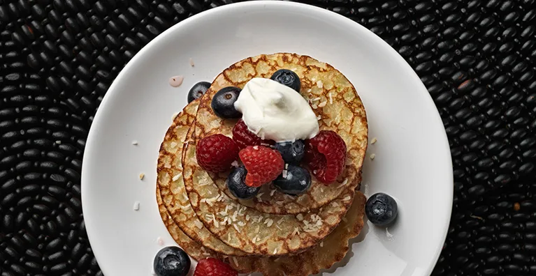 Kookosletut ja limemarinoidut marjat