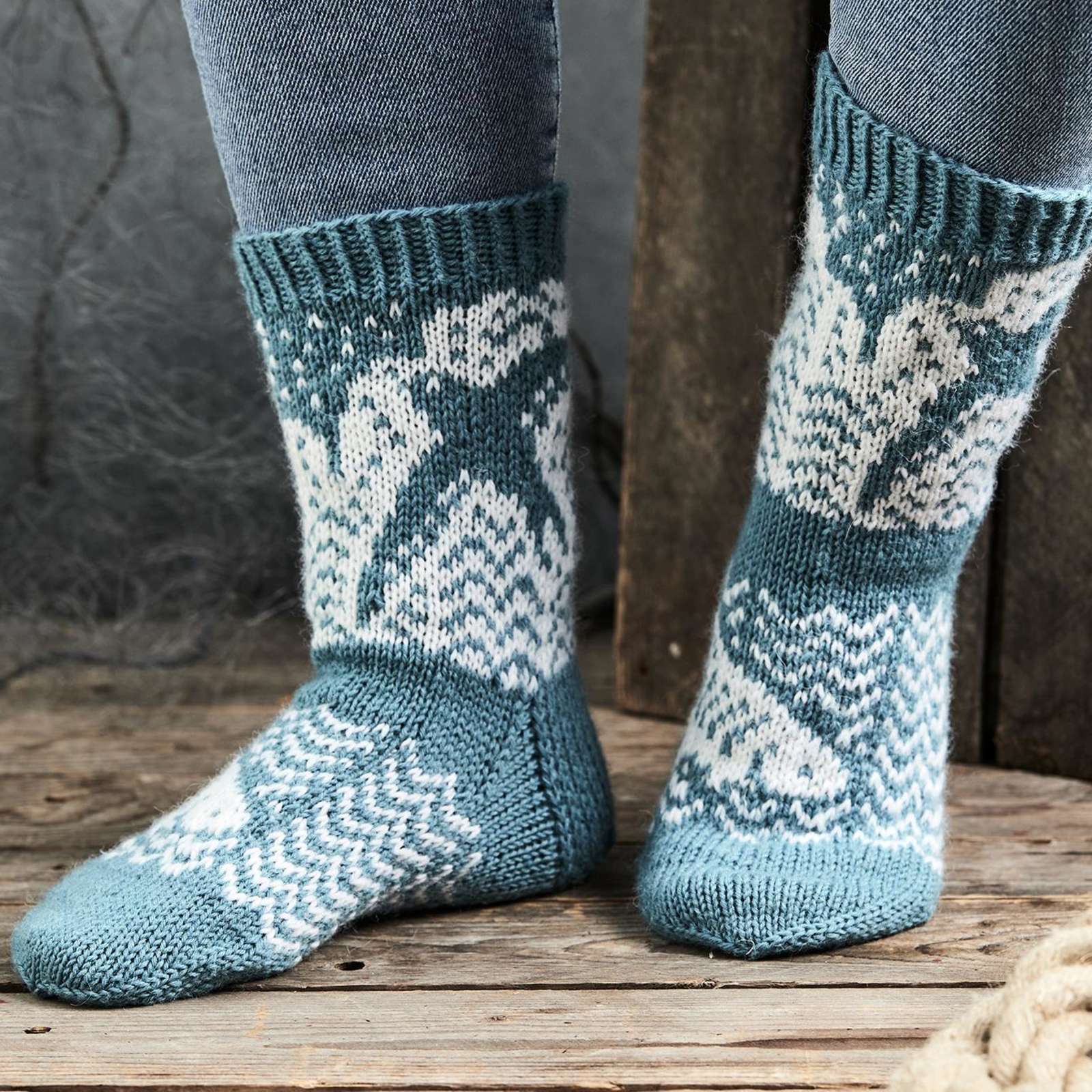 Sinisävyiset Pohjanmaa-sukat kuvattuna jalassa.