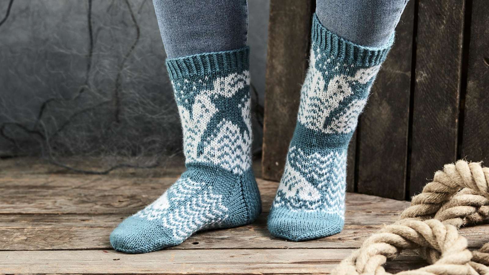 Sinisävyiset Pohjanmaa-sukat kuvattuna jalassa.