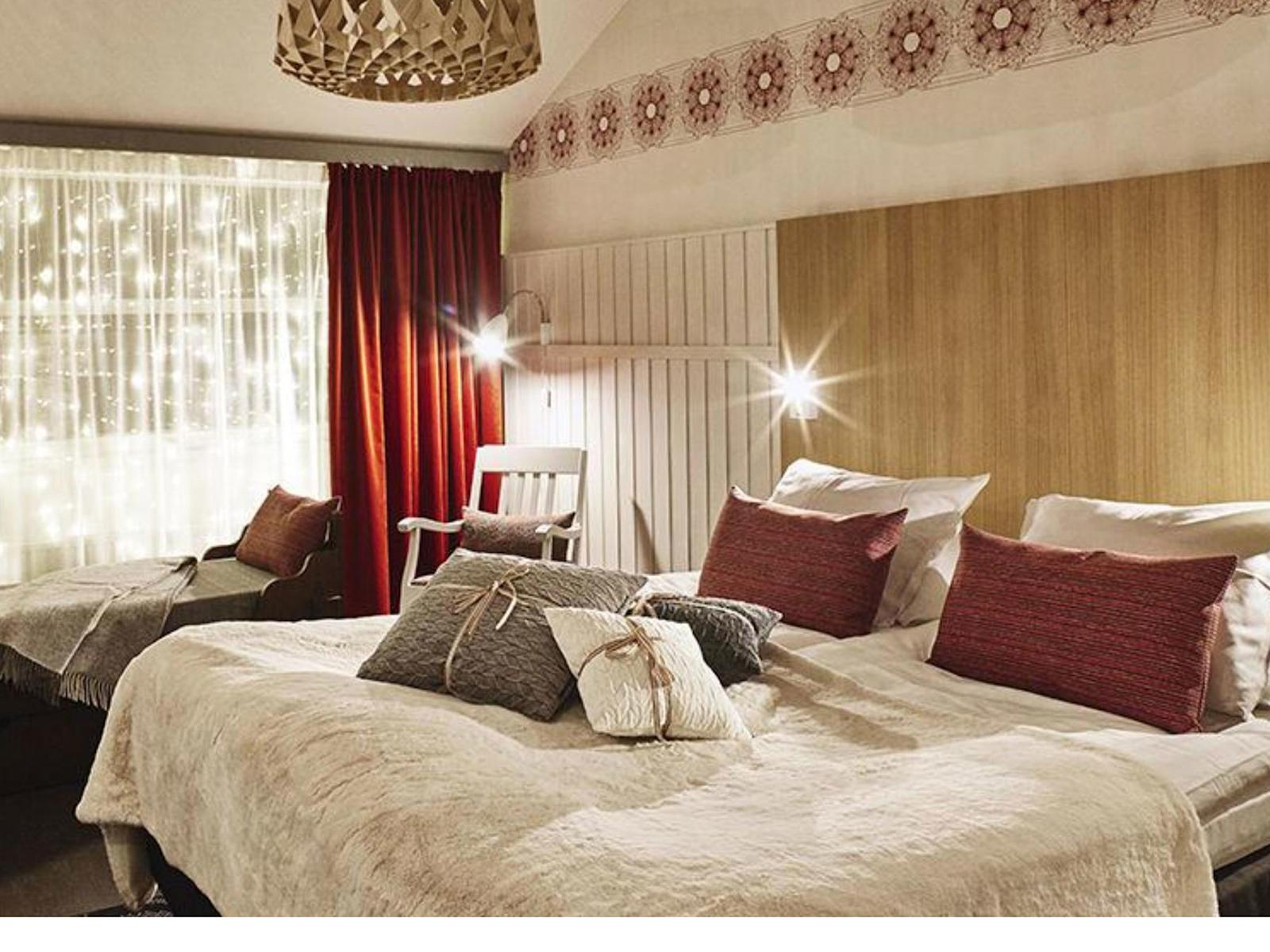 Rovaniemen [Sokos Hotel Vaakunasta](https://www.sokoshotels.fi/fi/rovaniemi/sokos-hotel-vaakuna) voi varata jouluteemahuoneen.
