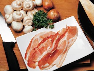 Ota filee huoneenlämpöön ennen paistamista. Nosta voitaikinalevyt sulamaan. Valmista täyte. Leikkaa pekonit hienoksi silpuksi. Pilko herkkusienet ja sipuli pieniksi kuutioiksi ja paista pannulla pekonipalojen kanssa. Nosta sieni-sipuliseos jäähtymään j...