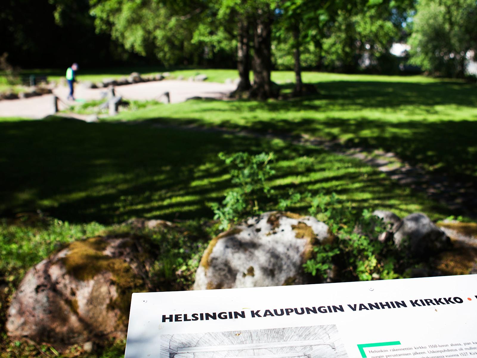 Alku-Helsingistä muistuttavat muistomerkit ja kivijalat
