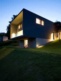 Pienellä suunnittelulla pihan ja talon valaistuksesta voi saada hyvinkin näyttävän.