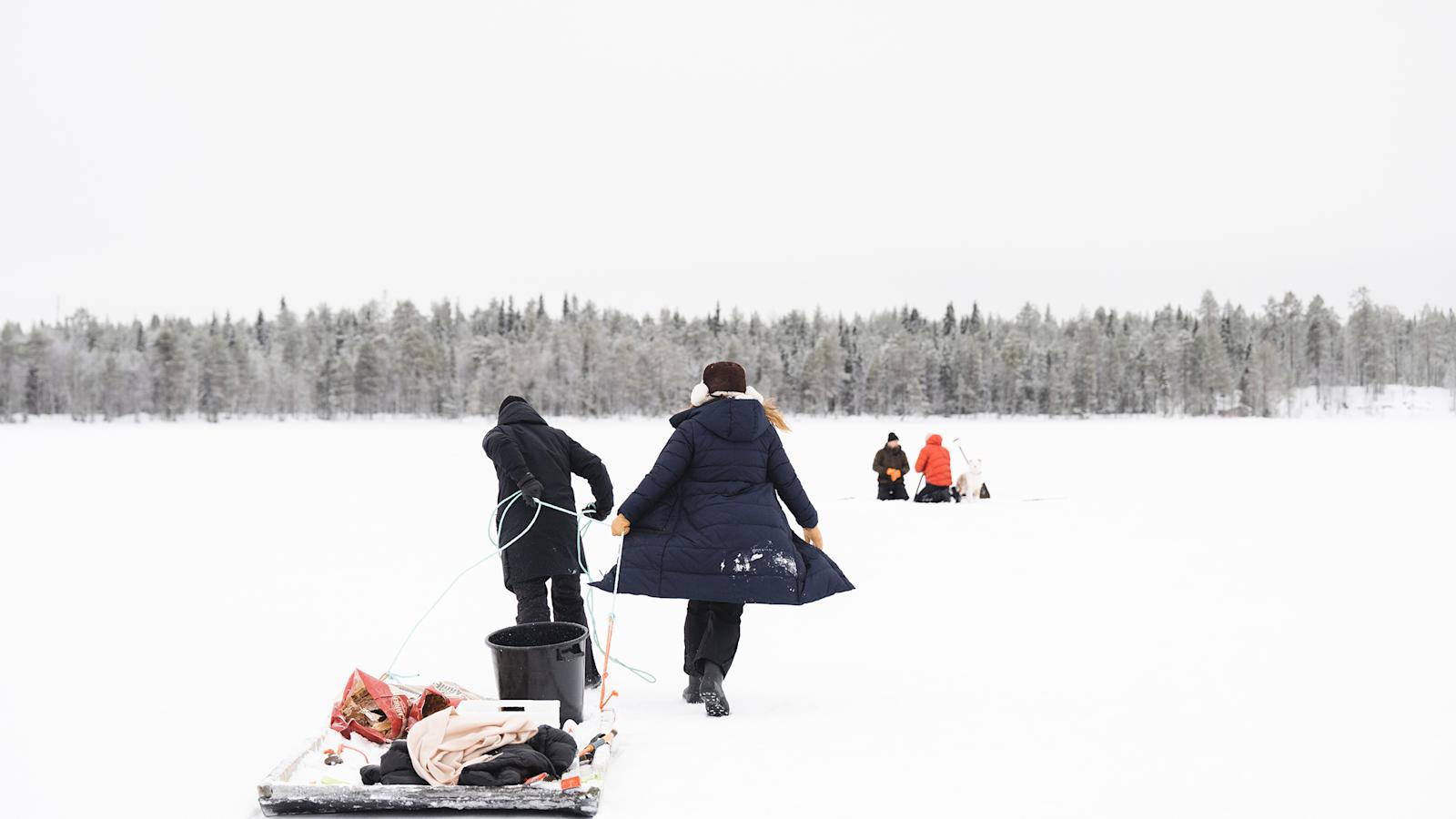 Pulkan matkassa kulkee tarvittava kalusto, kun siirrytään jäällä avannolta avannolle. Isoon pulkkaan mahtuvat tuura, lapiot, kala-astiat, käsälä sekä mahdolliset tulipuut, jos tehdään nuotio.