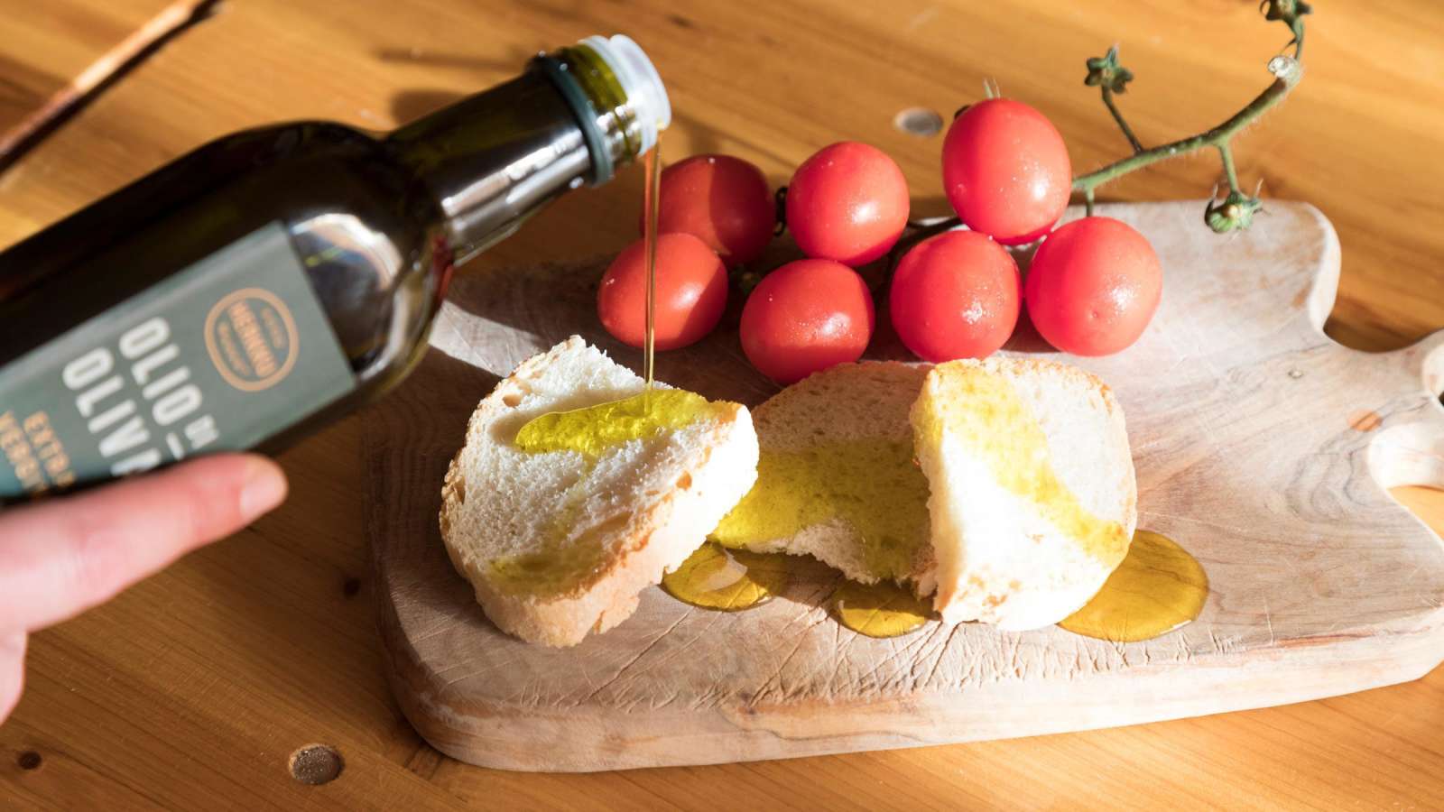Italialaiset nauttivat ekstra-neitsytoliiviöljyä paahdetun leivän ja tuoreiden vihannesten kanssa.