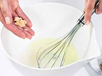 Kuumenna maito kädenlämpöiseksi ja kaada se kulhoon. Lisää murennettu hiiva.