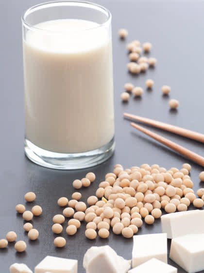 Maitoallergikko voi korvata maitotuotteita soijapohjaisilla juomilla ja tofulla.