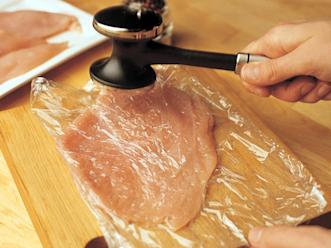 Nuiji fileet kelmun välissä ohuiksi leikkeiksi.