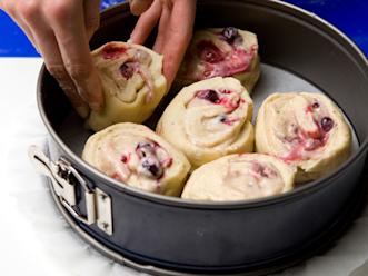 Asettele taikinapalat väljästi leivinpaperoituun irtopohjavuokaan (halk. n. 26 cm. Kohota 30 minuuttia. Paista 200-asteisen uunin keskitasolla noin 25 minuuttia tai kunnes pinta on saanut kauniin värin.