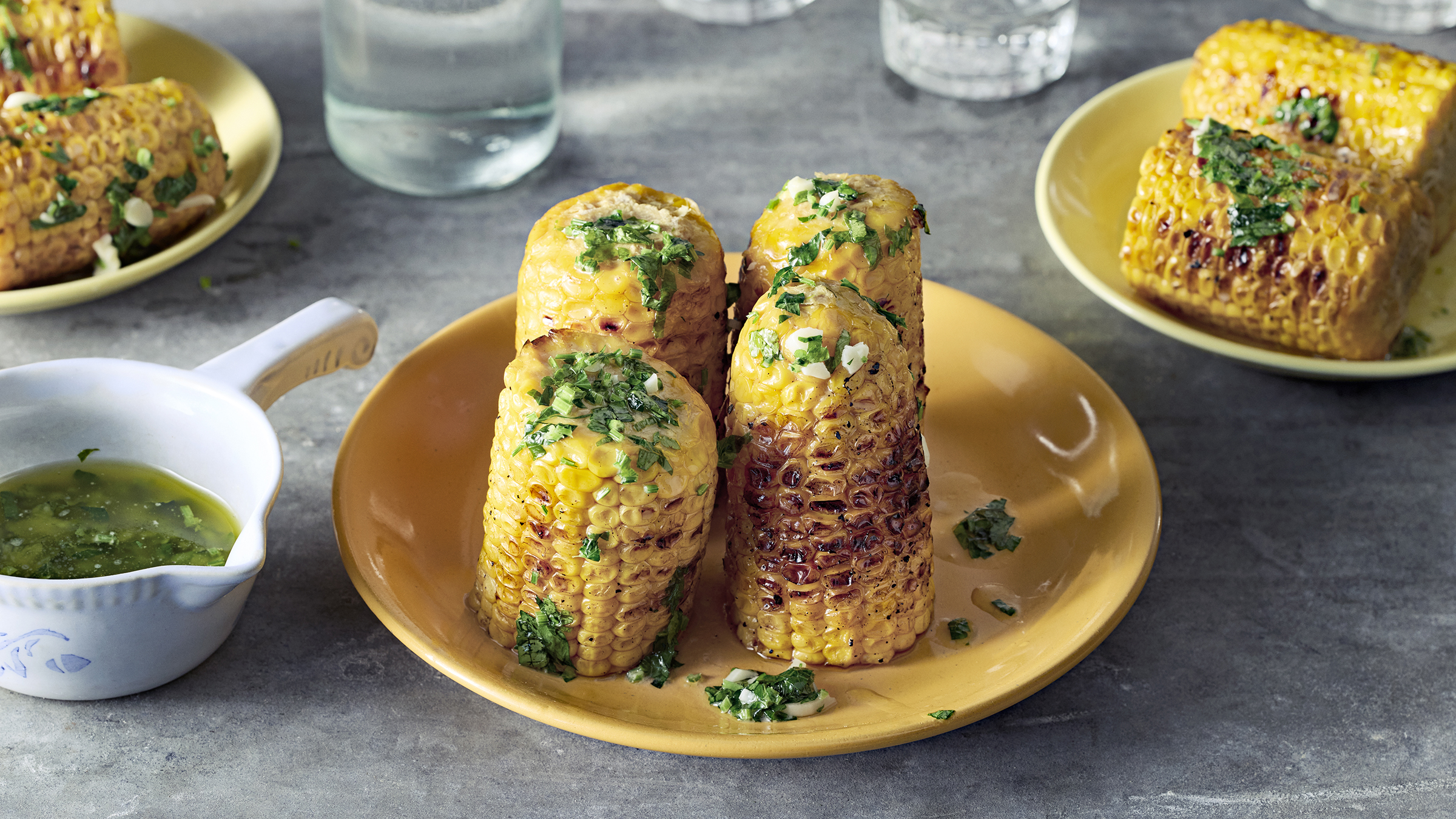 Grillatut maissit ja yrttivoisula