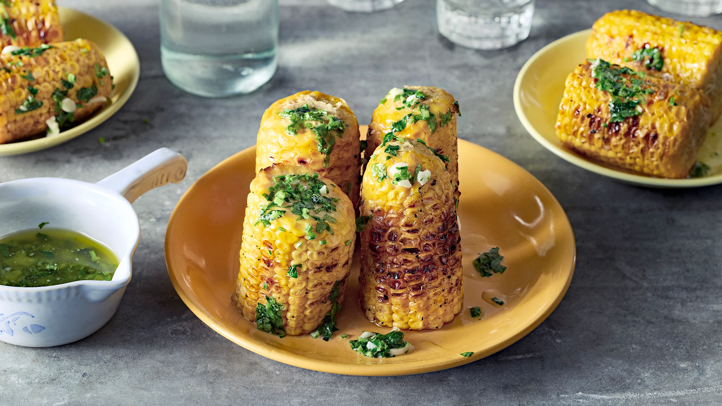 Grillatut maissit ja yrttivoisula