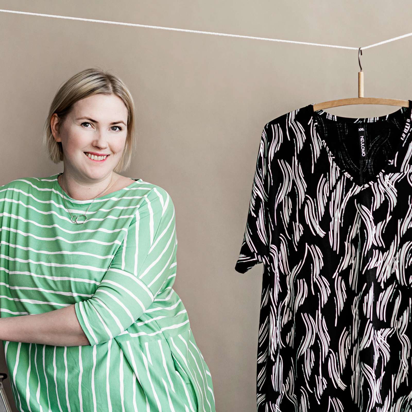 Neulomon suunnittelija Anna Huoviala korostaa tunteen merkitystä oikean mekon löytymisessä.