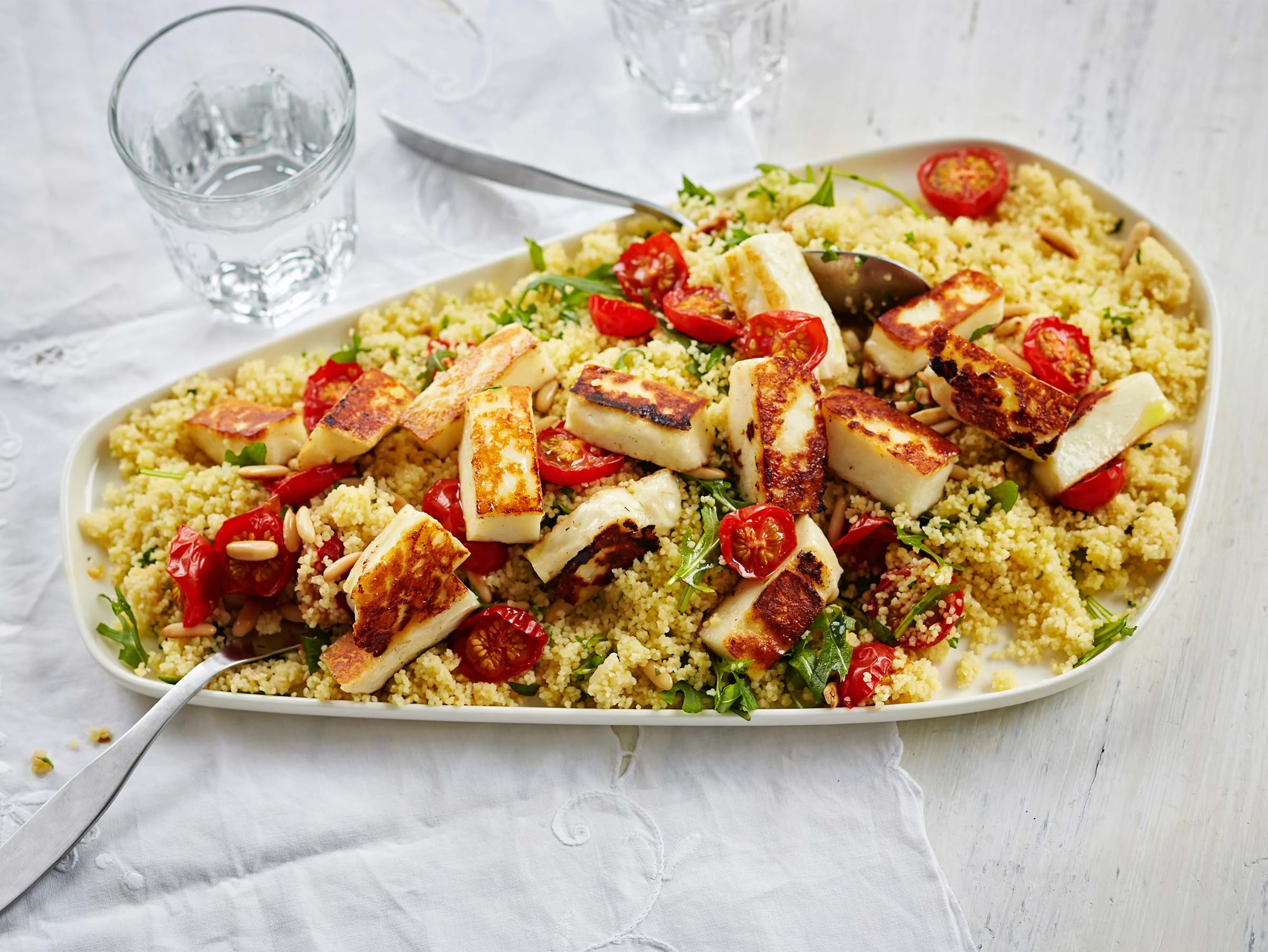 Tomaatti-couscoussalaatti