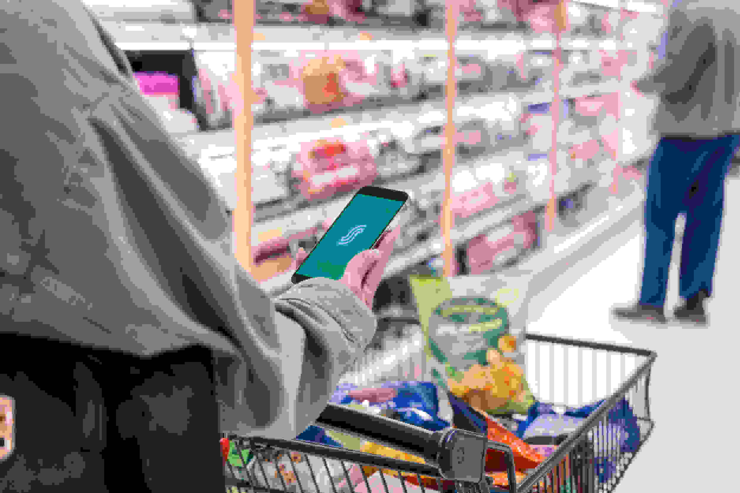 Ostoskärry ja S-mobiili-sovellus kaupassa