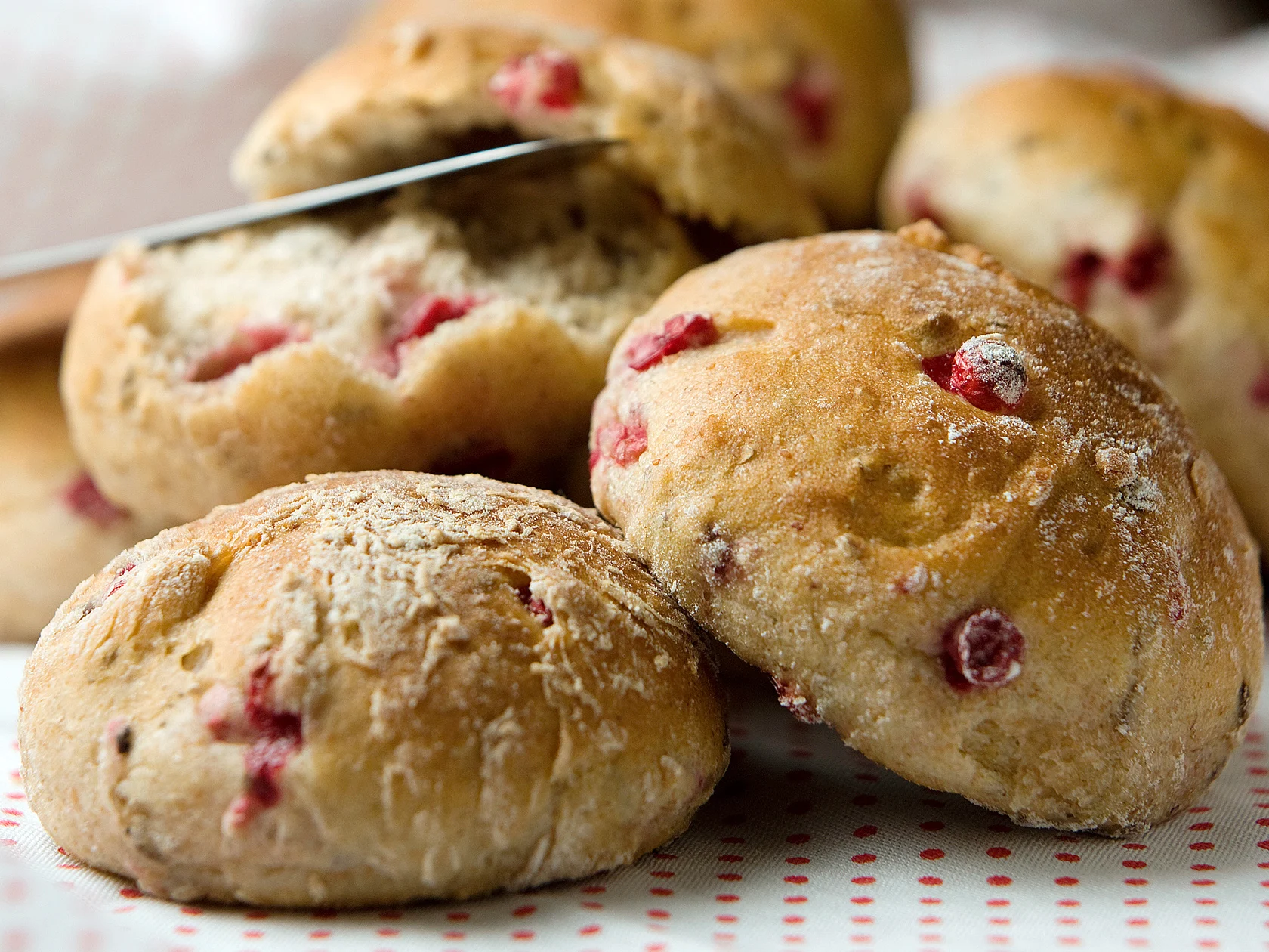 Pellavansiemen-puolukkasämpylät