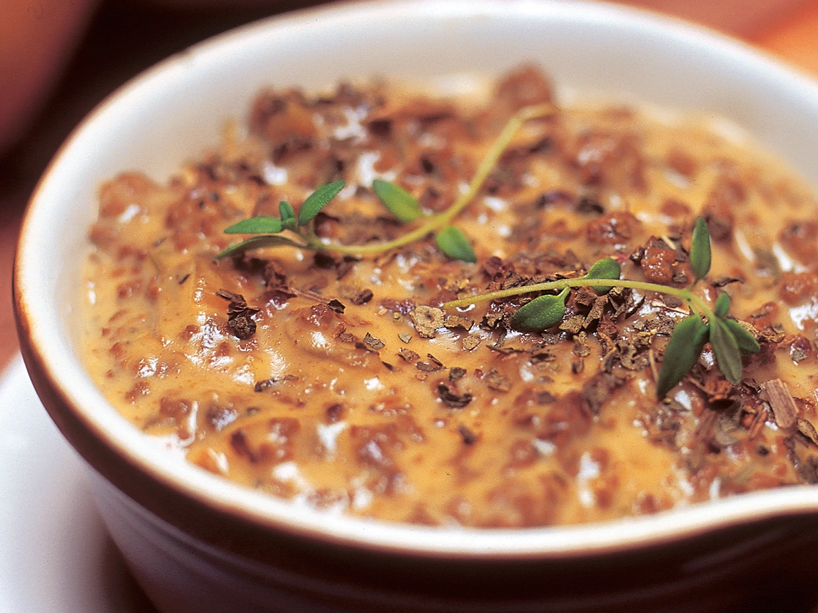 Basilikalla maustettu jauhemaksakastike