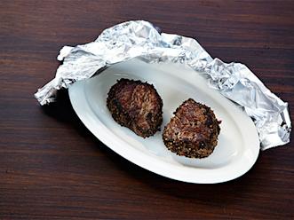 Nosta pihvit lämmitettyyn uunivuokaan ja mausta suolalla ja pippurilla. Peitä foliolla ja anna pihvien vetäytyä hetki ennen tarjoilua.