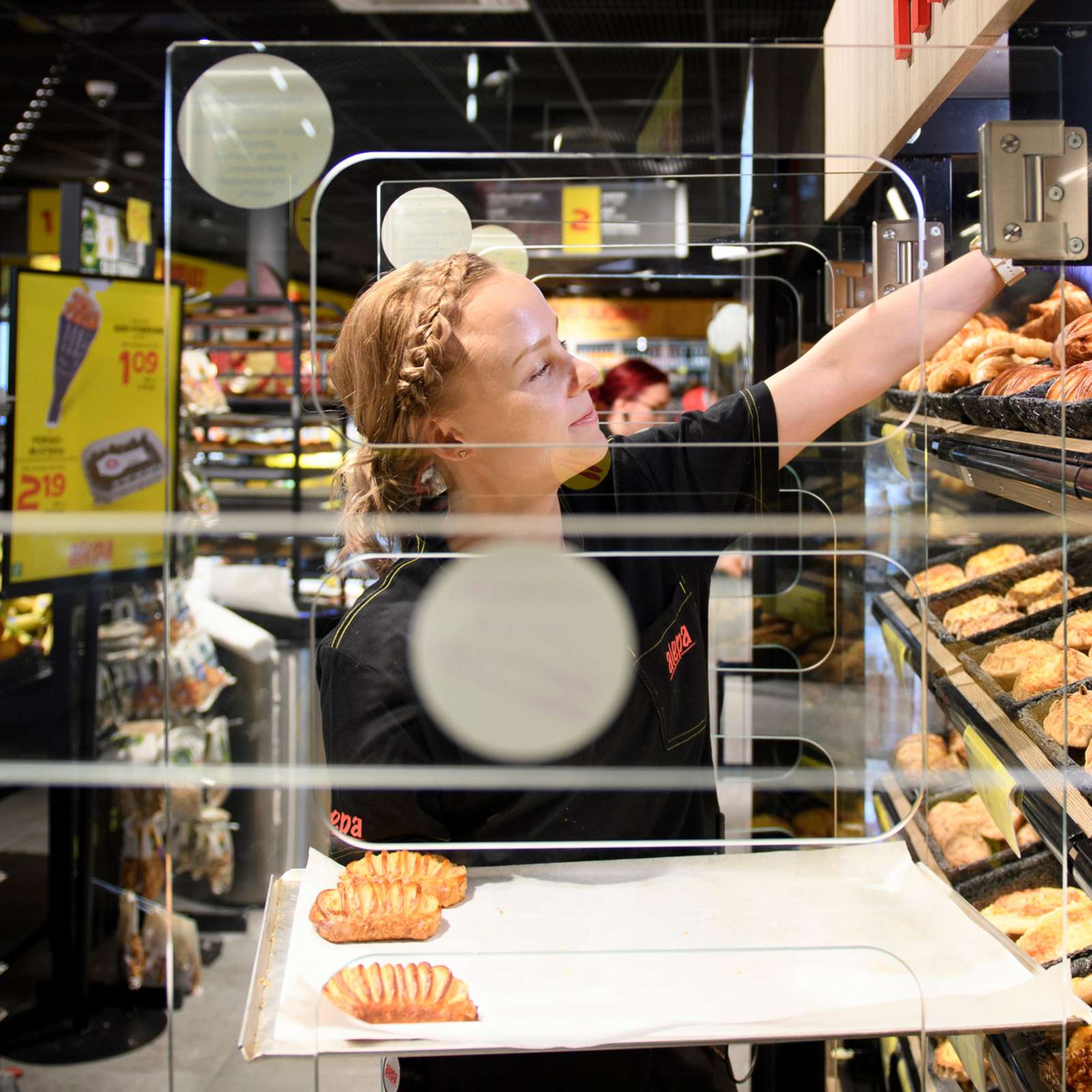 Helsinki-Vantaan lentokentän Alepan apulaispäällikkö Kati Kuuliainen täyttää paistopisteelle tuotteita.