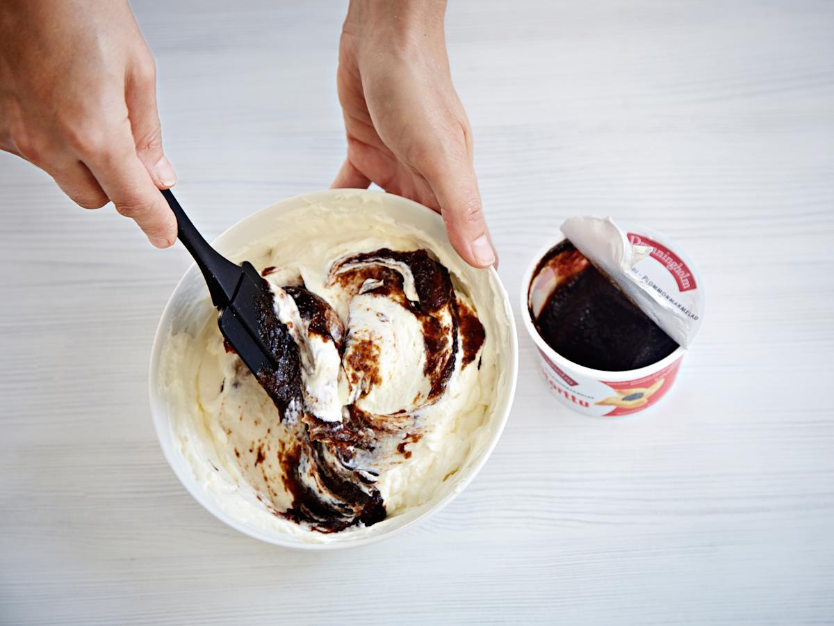 Sekoita joukkoon marmeladi. Lisää kermavaahto kevyesti nostellen.