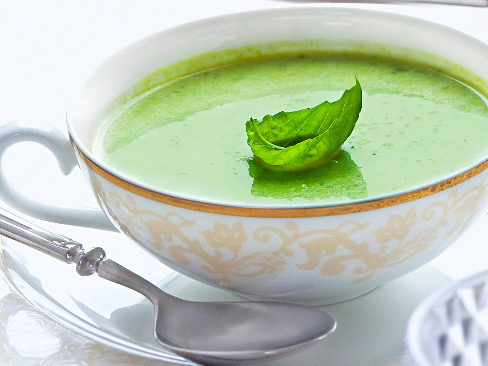 Basilika-hernesosekeitto