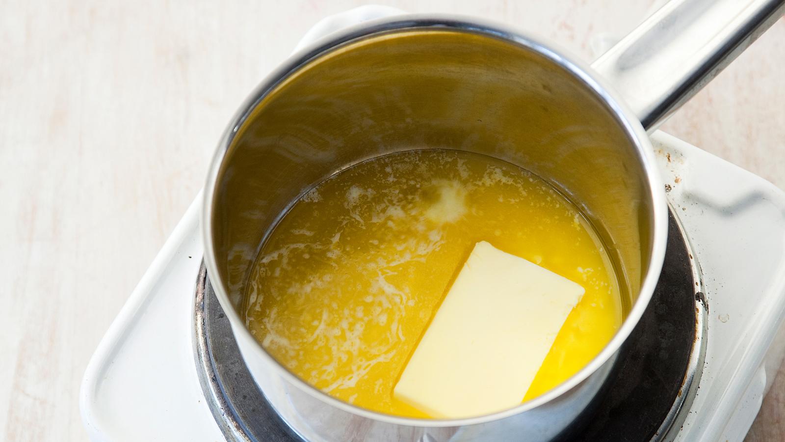 Sulata voi kattilassa. Nosta kattila syrjään.