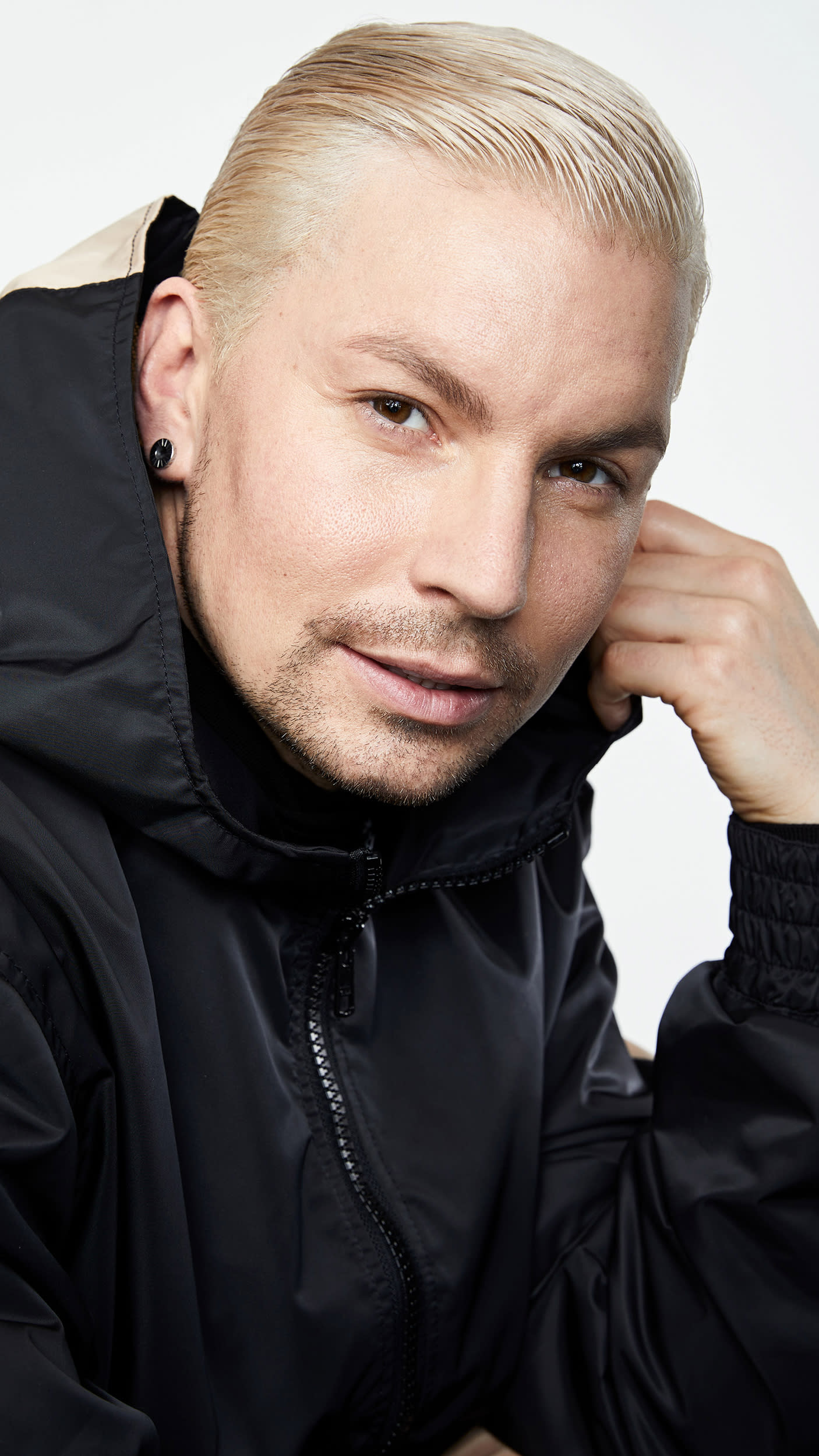 "Antti Tuisku on artisti, jolla lupa leikkiä ja joka muuttuu kameleontin lailla albumista toiseen. Antti Tapani taas on maanläheisempi, todellinen minä artisti-Antin takana."
