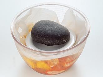 Kaada loput marinadista kulhoon tai pussiin, jos sitä jää jäljelle. Peitä kulho paperilla ja laita sen päälle kevyt paino. Mausta broileria jääkaapissa yön yli.