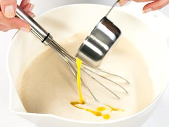 Sulata kattilassa voi ja lisää se vähän jäähtyneenä kohonneeseen taikinaan.