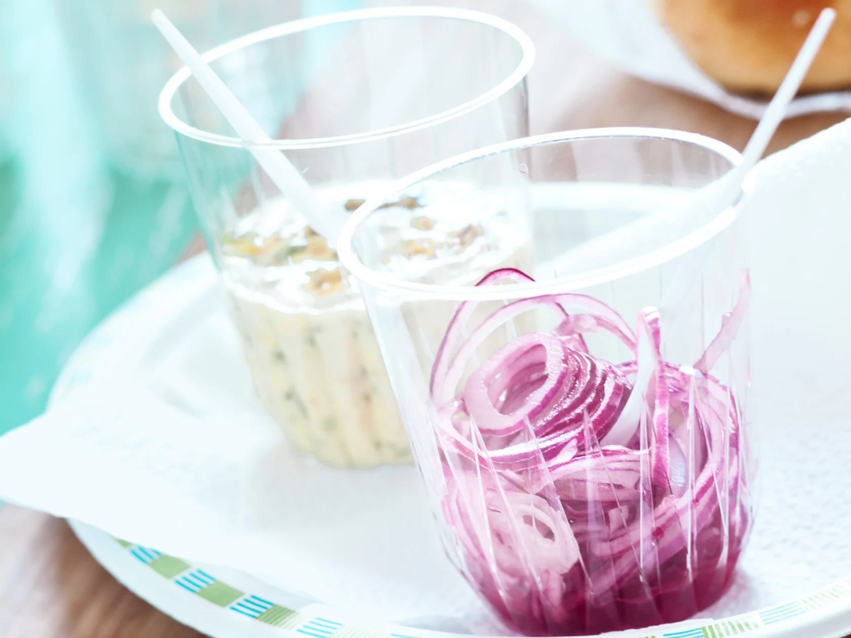 Sinappi-kurkkumajoneesi ja marinoidut sipulirenkaat