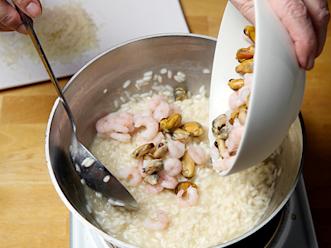 Sekoita joukkoon sulaneet äyriäiset.