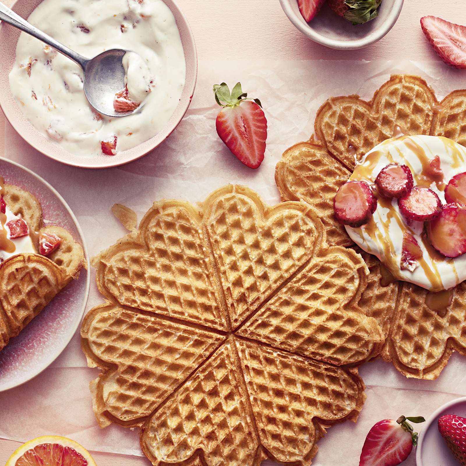 Kääräise ihanan rapeat vohvelit wrapeiksi ja täytä pirteällä appelsiinirahkalla sekä mansikoilla. Viimeistele valuttamalla päälle herkkukastiketta. Paista maukkaat vohvelit helposti ohukais- ja vohveli-jauheesta.