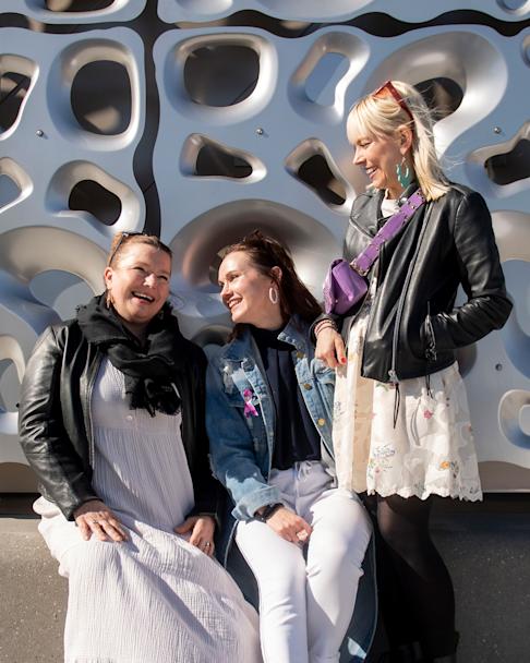 Antti Tuiskun fanit Heidi Kohonen, Tiina Mattila ja Kati Harkki seisovat vierekkäin Triplan edessä Helsingissä.
