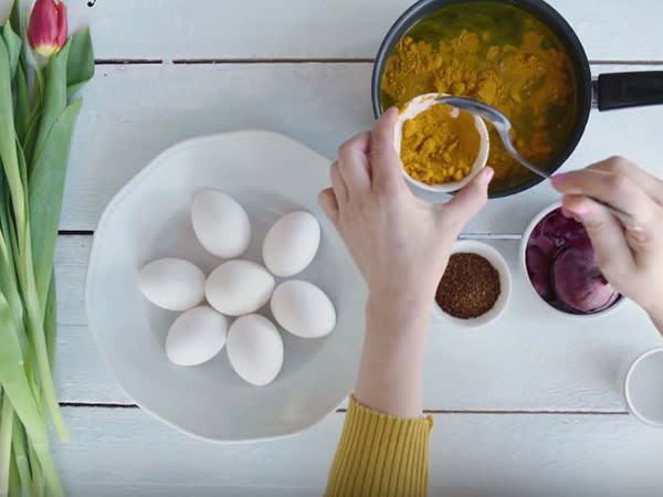 [**Värjää pääsiäismunat kauniiksi kahvilla, kurkumalla tai punasipulilla**](https://www.yhteishyva.fi/videot/paasiaismunien-varjays/06952113)