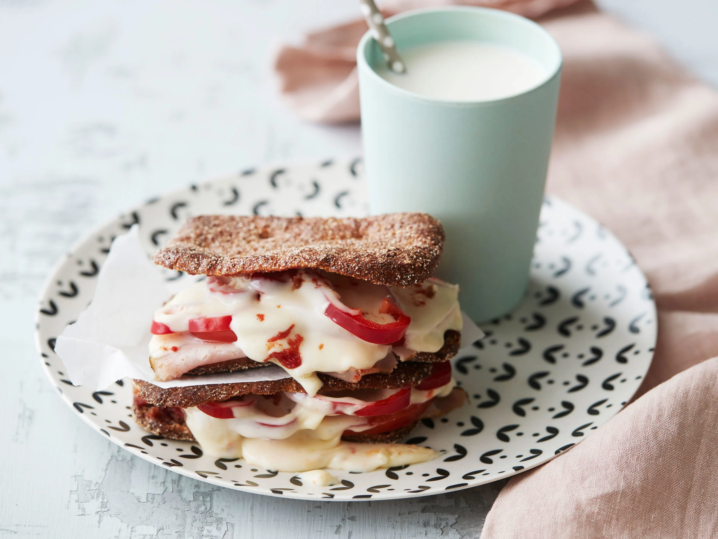 Rukiiset kinkku-juustotoastit