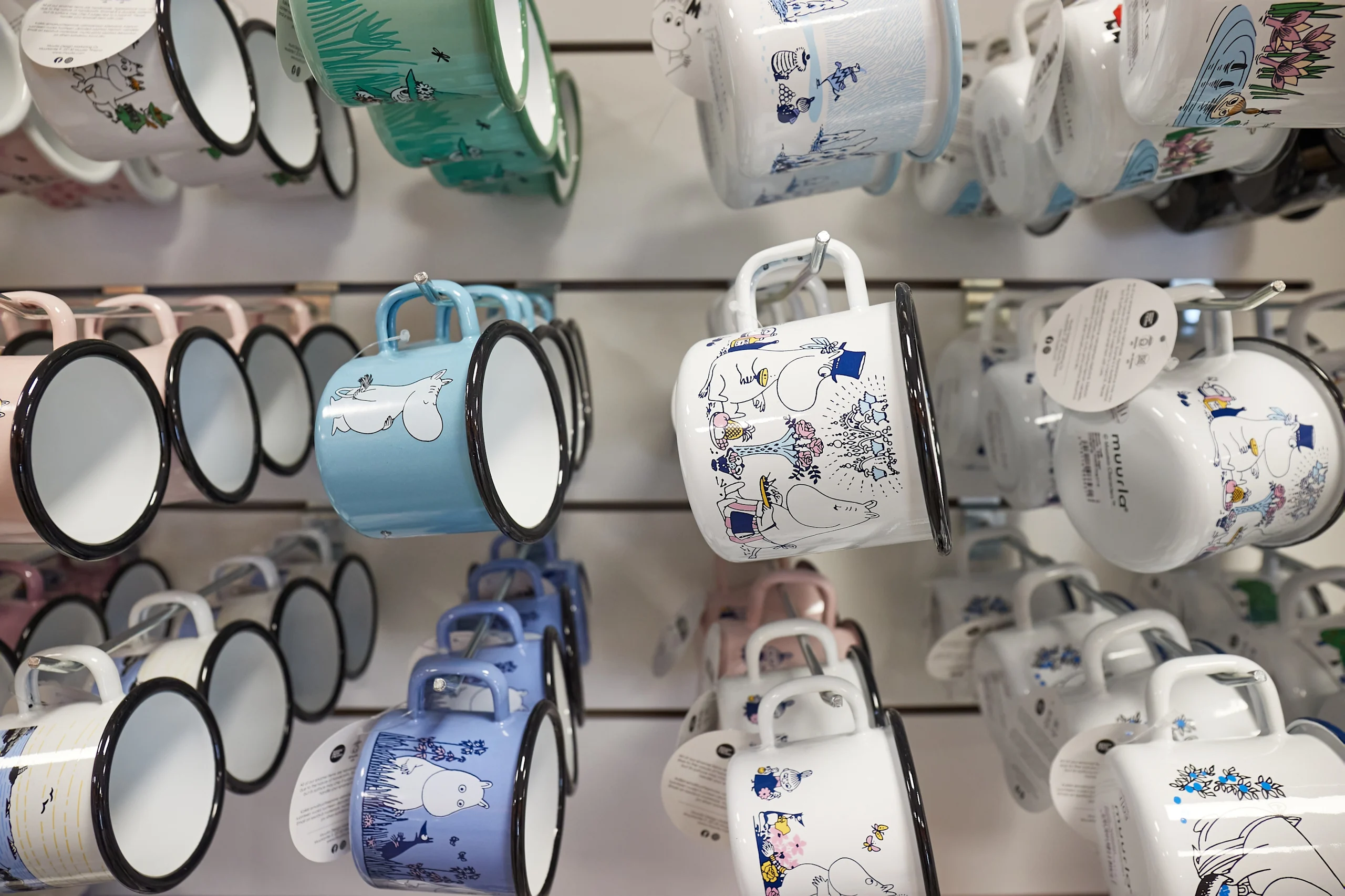 Erilaisia muumimukeja esillä