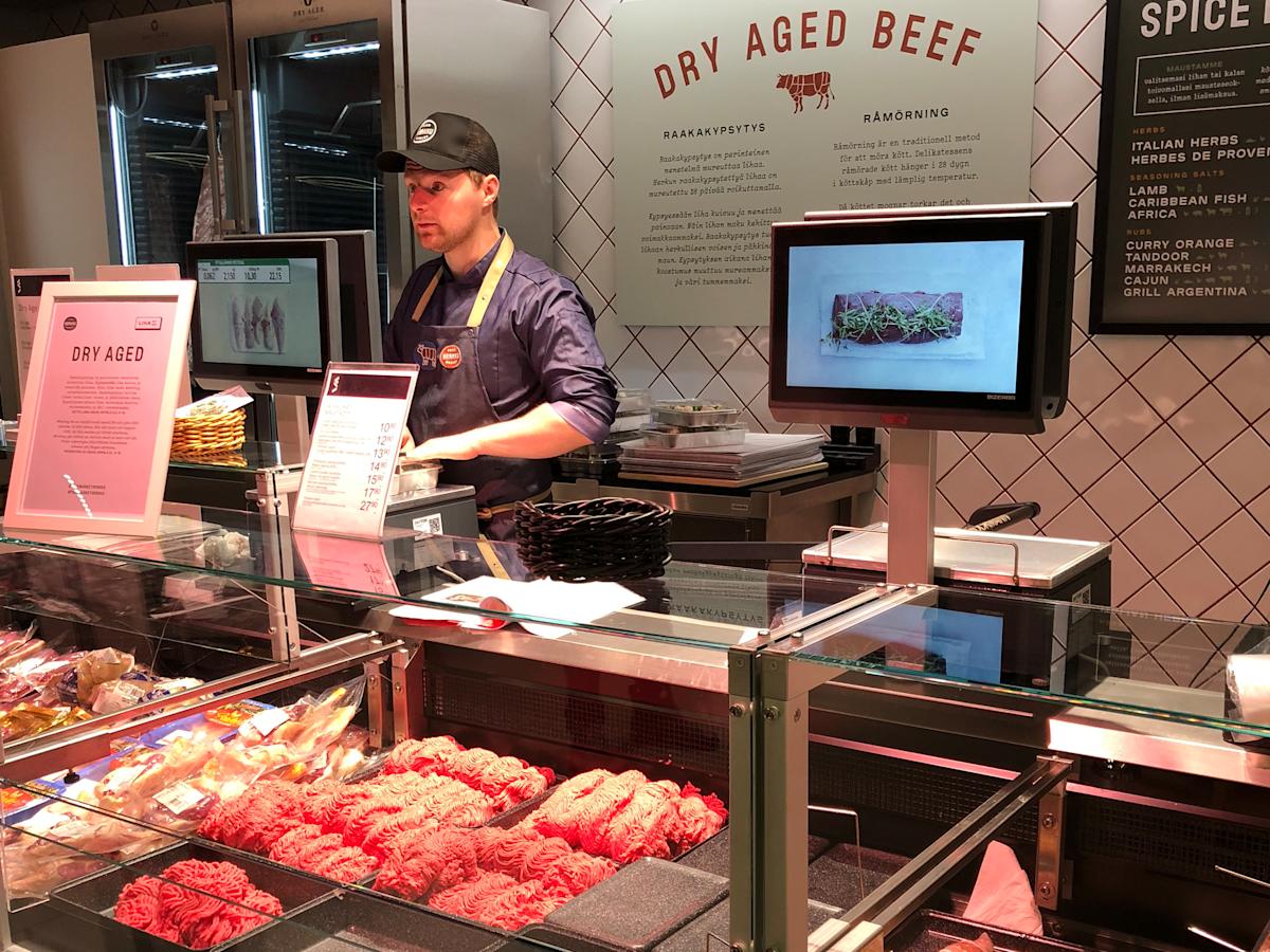 Food Market Herkun lihatiskillä kerrotaan raakakypsytetyn lihan saloista.