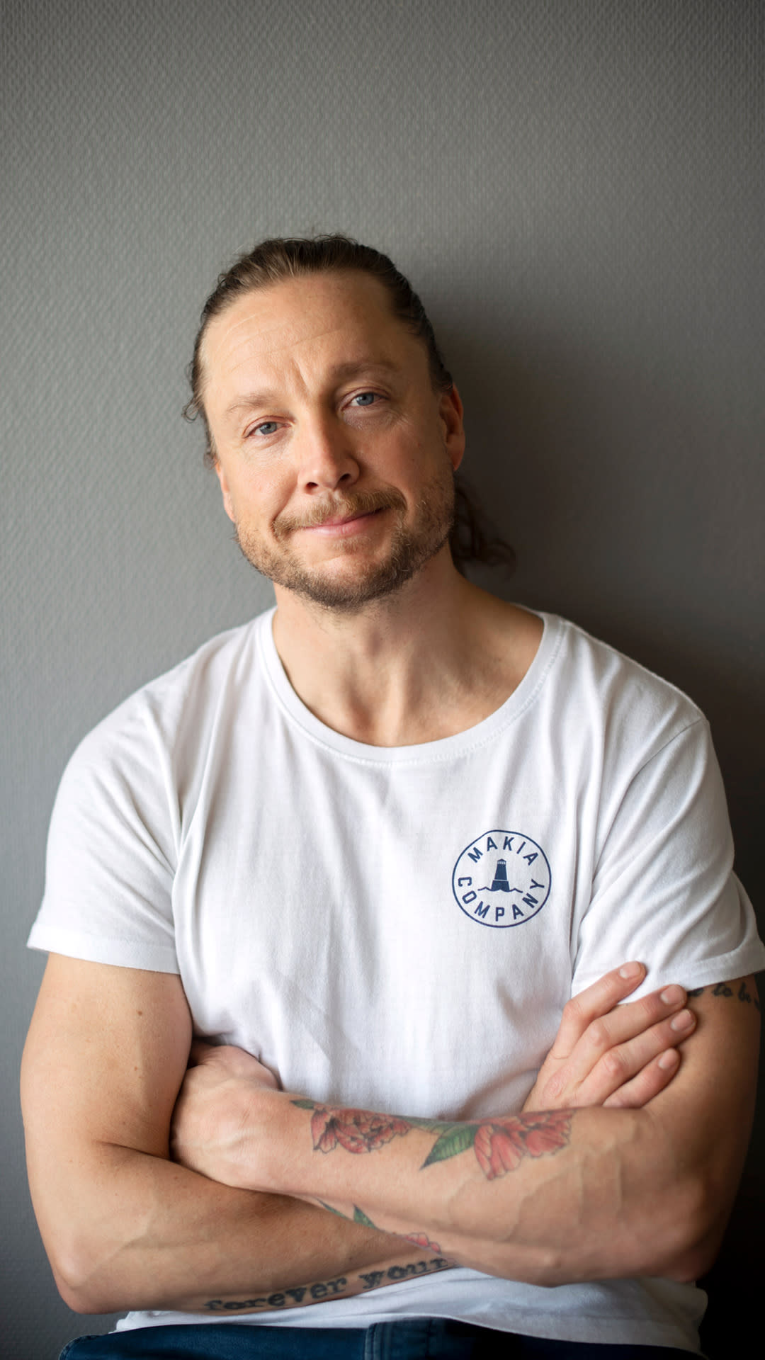 Samu Haber poseeraa kameralle.