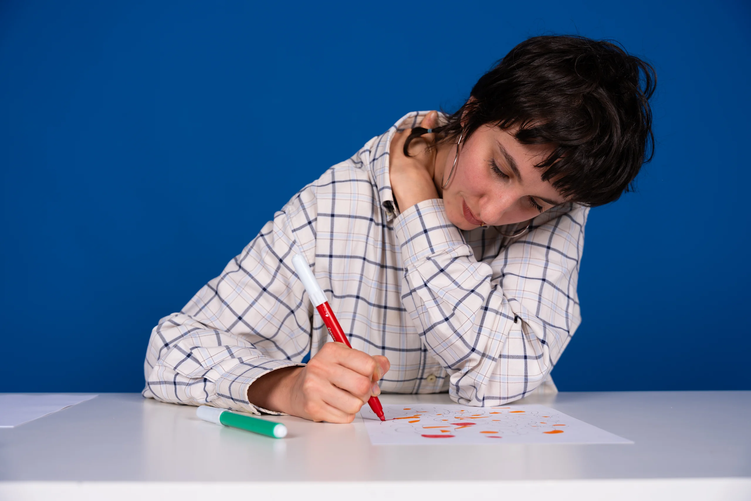 Nainen värittää tusseilla