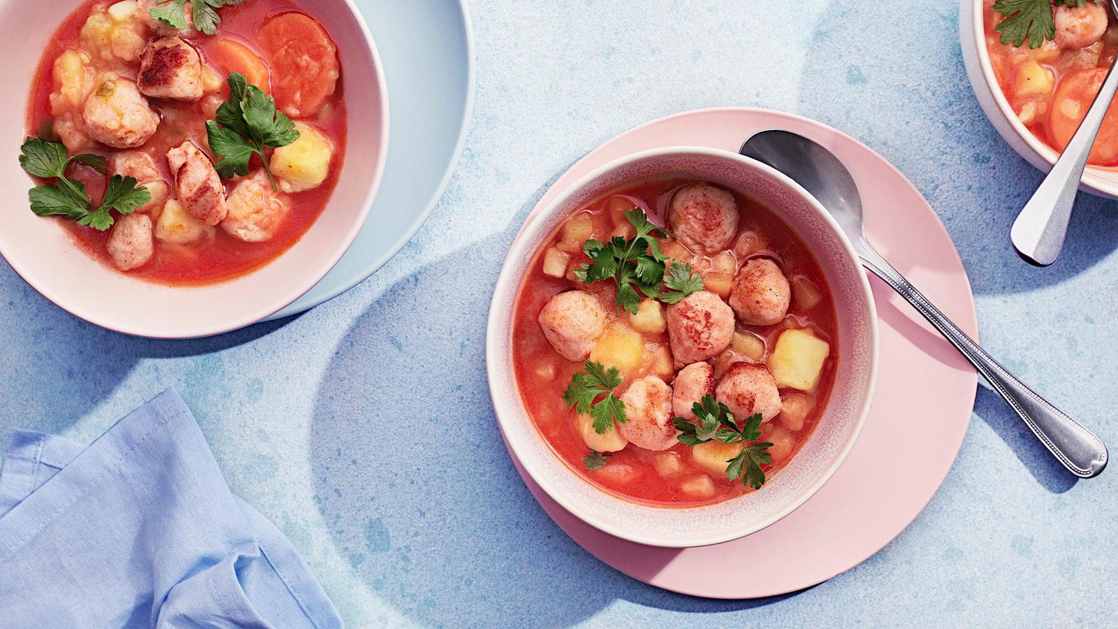 Nopea tomaattinen siskonmakkarakeitto