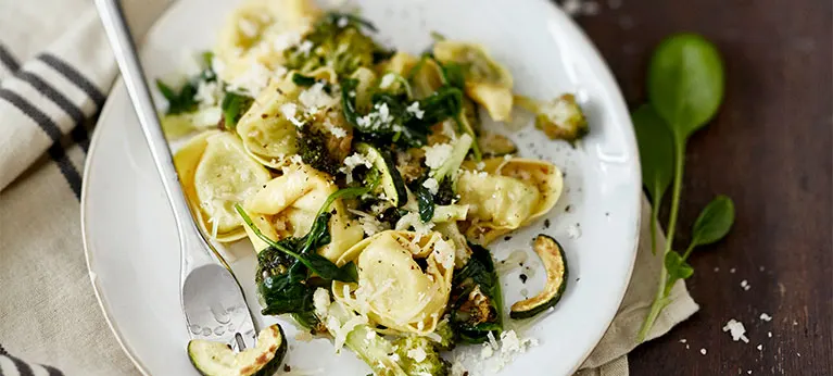 Raviolit, parsakaalia ja kesäkurpitsaa