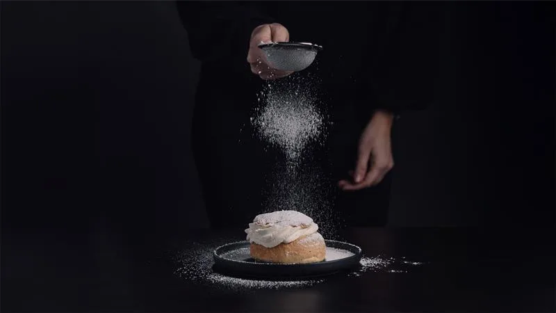 Lasikaispulla jonka päälle siivilöidään tomusokeria.