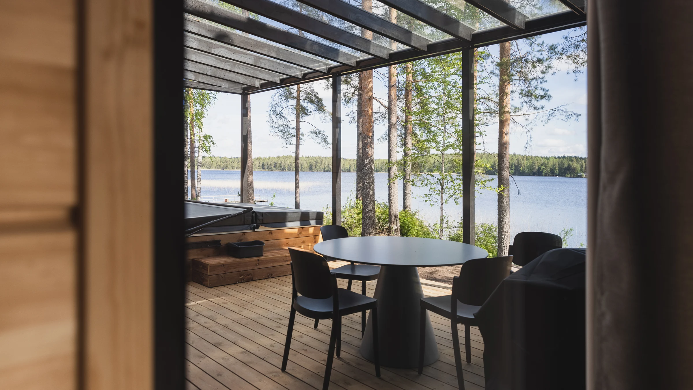 Perhehuvilan poreallas on sijoitettu terassille niin, että lasten polskimista voi seurata sisältä olohuoneesta.